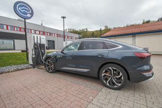 Audis ladeport er slik plassert at det kreves en lang ladekabel for å rekke bort på en «park-in»-ladestasjon. Foto: Marius Valle