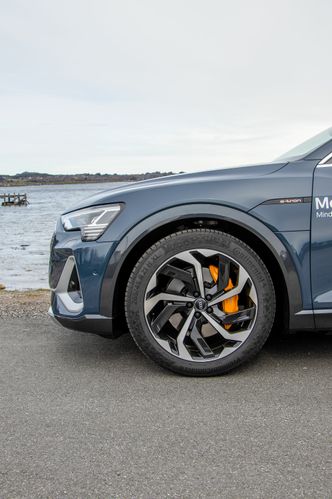 Audi E-Tron 55 Sportback ser lik ut som SUV-en i front. Foto: Marius Valle