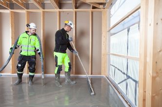 Gulvavrettingen sprøytes utover av en sertifisert gulventreprenør.