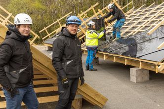 Montasjesjef Anders Railo (t.v.) og prosjektleder Ole Johannessen kurser alle montørene i Solcellespesialisten i en ny treningspark i Fredrikstad.
