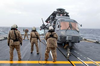 CH-148 Cyclone-helikopter på dekket på den kanadiske fregatten HMCS Fredericton tidligere i undefined: Det kanadiske forsvaret