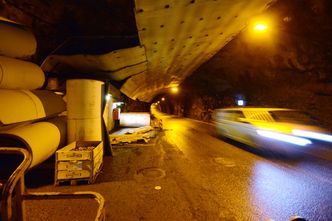 Fra bunnen av Maursundtunnelen som leder ut til Skjervøy: En svært fuktig og trang tunnel hvor det har vært flikket og reparert i mange år. Her fra utbedringsarbeid i 2018. Foto: Erik Jenssen