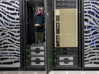 Her installeres en rekke Nvidia DGX A100-bokser i datasenteret til Argonne National Laboratory. De skal blant annet brukes til blant annet forskning på covid-19. Foto: Nvidia