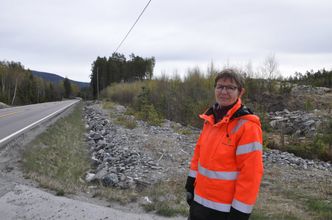 Trude Holter ved endepunktet i vest, Rossebu, en kilometer forbi Elgsjø. Foto: Foto