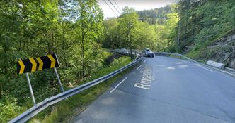 Veien slår en solid krok på seg før og etter dagens Asdøla bru. Foto:  Google Maps