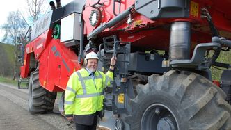 Hovedutvalgsleder samferdsel i innlandet, Stein Tronsmoen, var mandag 25. mai på befaring langs fylkesvei 228 i Ringsaker. Her er det forsterkningsarbeid som foregår. Foto:  Einar Søberg, Innlandet fylke