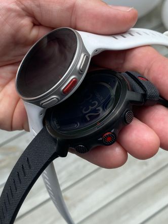 Det er mange likheter mellom den forrige toppmodellen – Polar Vantage V (øverst) – og nye Polar Grit X. Foto: Kurt Lekanger