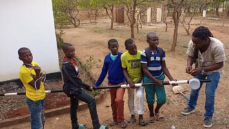 Forutsetning for bærekraft: Josef Nolls samarbeidspartner, Rashid Ally, installerer internett på en skole i Tanzania. Foto:  UiO