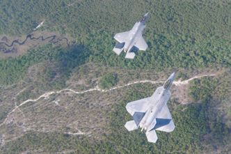 En F-22 Raptor (nederst) og en F-35 fra Eglin AFB flyr over den såkalte «Smaragdkysten» i Florida 15. mai. Foto: 1st Lt. Savanah Bray