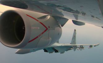 Tett på CFM56-motoren på Boeing P-8A Poseidon-flyet ligger en Sukhoi Su-35. Foto: Petty Officer 1st Class Jonathan
