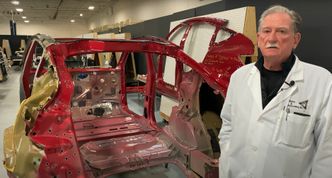 Sandy Munro analyserer Tesla Model Y. Skjermbilde:  Munrolive.com