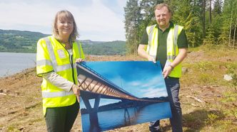 Administrerende direktør Anette Aanesland og utbyggingsdirektør Øyvind Moshagen kunne i dag presentere både hvem som skal bygge den nye Mjøsbrua, og omtrent hvordan den kommer til å se ut når den står ferdig i 2025. Foto:  Per Helge Seglsten