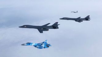 To amerikanske B-1B Lancer sammen med et ukrainsk Su-27 Flanker (nærmest) og et MiG-29 Fulcrum 29. mai. Foto: Det ukrainske luftforsvaret