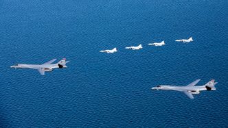 B-1B Lancer sammen med Jas-39 Gripen over Sverige for første gang. Foto: Det svenske luftforsvaret