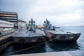 KNM Storm og KNM Steil til kai i Ålesund. Sammen med de øvrige fire fartøyene i Skjold-klassen skal de nå levetidsforlenges. Foto: Jakob Østheim / Forsvaret