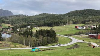 Dagens E39 mellom Leirvika og Renndalen er flere steder smal og svingete, og holder ikke fullverdig europaveistandard. Foto: Statens vegvesen