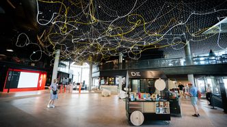 Lars Rambergs neonkunstverk «Brainstorm» pryder taket i foajeen. Foto:  Eirik Helland Urke