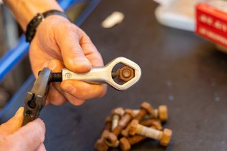 Muttersplitteren vil frigjøre en fastrustet mutter, slik at bolten kan dras ut. Foto:  Delta V