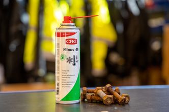 Kjølesprayen vil gi bolten et kuldesjokk. Det kan være nok til at den løsner. Foto:  Delta V