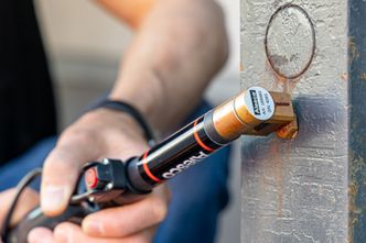 Når Olafsen trykker på knappen, vil induksjonsvarmeren varme bolten på få sekunder. Foto:  Delta V