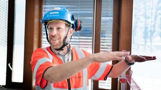 Snorre Veggan i Statsbygg i Statsbygg er prosjektleder for rivingsarbeidene. Han forklarer hvordan gavlveggen med Fiskeren skal senkes varsomt ned på spesialkjøretøy. Foto:  Eirik Helland Urke