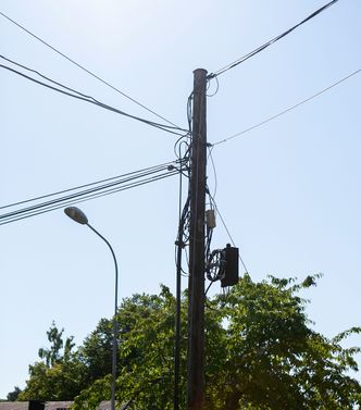 Stolpen viser seg å være den eneste i nabolaget uten gult merke, som kunne gitt en indikasjon på hvem som eier kablene. Foto:  Mari Gisvold Solberg