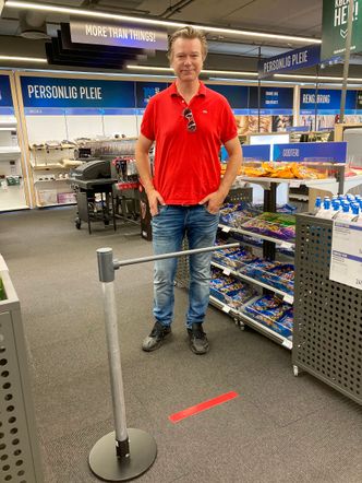 Svært enkel og svært smart idé: Ole T. Hoelseth har tenkut hvordan vi skal organisere en kø mekanisk. Det er et behov som omfatter mer enn smittesituasjoner. Foto: Ole T. Hoelseth