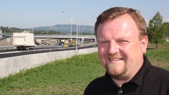 Prosjektdirektør Øivind Moshagen i Nye Veier foran det nye toplanskrysset på Åker. Foto: Bjørn Olav Amundsen