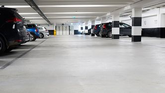 Støpeasfalt brukes blant annet mye i parkeringshus, fordi den er hardere og mer slitesterk enn vanlig asfalt. Foto: Tomas Jansohn