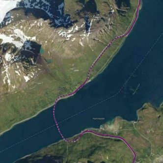 De stiplete linjene markerer Maursundtunnelen under Maursundet og Kågentunnelen lenger nord. Illustrasjon: Troms og Finnmark fylkeskommune
