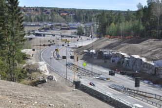 Ved enden av Svartåstunnelen i Sellikdalen, med Kongsberg bru over Lågen i bakgrunnen. Foto: Kjell Wold/Statens vegvesen