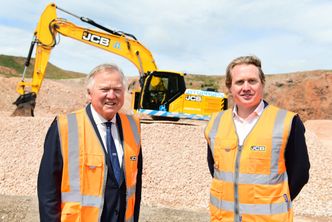 JCBs eier og styreformann Lord Bamford sammen med sin sønn Jo Bamford, som er blitt en ledende aktør innen hydrogenteknologi i England. Foto:  JCB