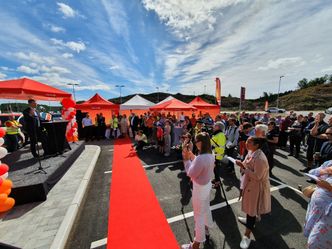 Mange til stede da døgnhvileplassen og veiserviceanlegget på Langrønningen ble offisiellt åpnet 3. juli. Foto: Nye Veier