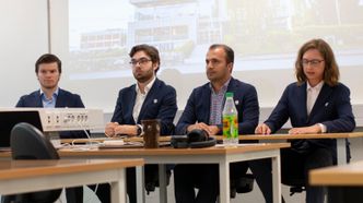 Laget «The Norwegian Cyber Chiefs» presenterer sin brief til dommerne i den innledende runden. F.v.: Joachim Ulven, Philip Johannes Nyblom, Mazaher Kianpour og Simen Bai. Foto: Merete Nyheim