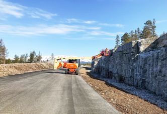 Mye fjellsprengning har gitt mange skjæringer. Denne er fra nord for Kjerringsvatnen. Foto: Reid Lien, Statens vegvesen