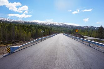 Rette strekninger i nærmest uberørt natur preger den 18 kilometer lange strekningen på E6 Helgeland sør som går mellom Lille Majavatn og Brenna. Foto: Reid Lien, Statens vegvesen