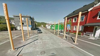 40-sone og smal vei med sentrumsutsmykking sørger for at det idag går sakte for E6-bilistene gjennom Ballangen. Foto: Google Maps