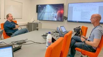 På besøk hos VTS vest - Bjørn E. Ovesen og Morten Hansen går gjennom videoopptak fra brannhendelsen i Bømlafjordtunnelen. Foto:  Cecilie Bakke Johannessen