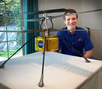 Håvard Fjær Grip bak en modell av Mars-helikopteret Ingenuity. Foto: Privat