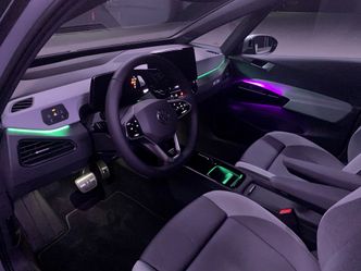 Energisk, romantisk eller avslappende? Ambient light-systemet gir valgmuligheter, og KAN bli ganske kitschy. Foto: Svein-Erik Hole