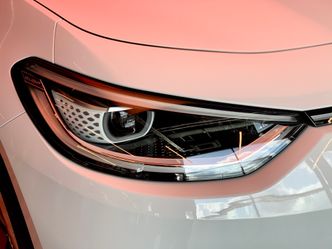 Intelligente Matrix LED-lys lyser rundt svinger, blokker ut møtenede trafikk og dimmer automatisk. Foto: Svein-Erik Hole