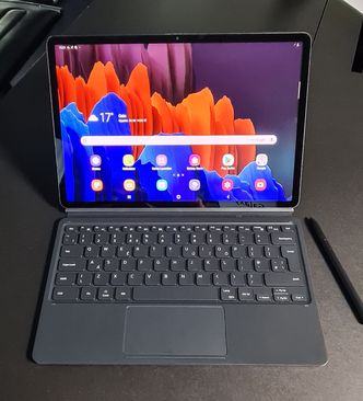 Nesten PC: Nye Galaxy Tab S7 Pluss, med tastaturdeksel og penn egner seg svært godt til å erstatte PC-en. Foto: Odd Richard Valmot