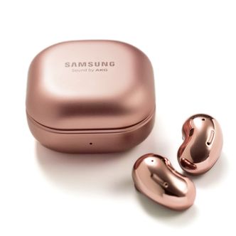 Bønner: Samsungs Buds Live ligger i øret som en bønne. Visstnok skal de ligge på plass selv når du rister på hodet. Foto: Samsung