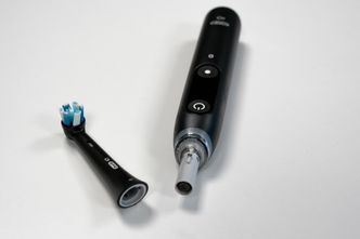 Ny børste: Det er utviklet helt nye børster tilpasset det nye pusseprinsippet. Foto: Eirik Helland Urke