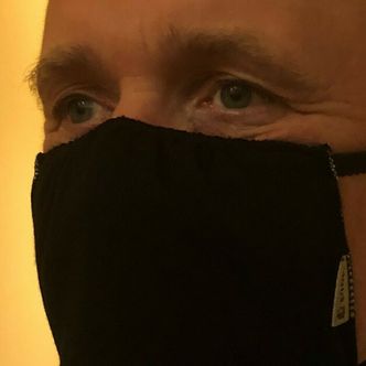 Tekstilingeniør Trygve Kordt hos Janus med munnbind av ull. De skal være behagelige i varmen fordi de suger til seg fukt og dermed ikke kjennes klamme mot huden. Foto:  Janus