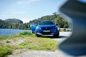 Peugeot e-2008 ved Bjerkreim i Rogaland. Foto:  Mathias Klingenberg