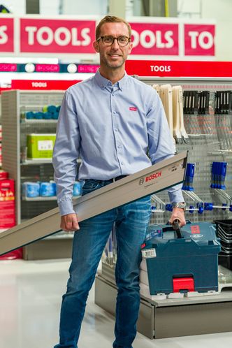 Den nye batteridrevne saga får plass i en mye mindre koffert. Morten Nilsen i TOOLS står klar for å vise fram nyheten. Foto:  Delta V