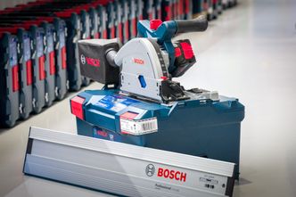 Ikke noe slår dykksag med skinne på snorrette kutt, og batterisaga fra Bosch har finesser som gjør den egnet til mye mer enn saging i bare tre. Foto:  Delta V