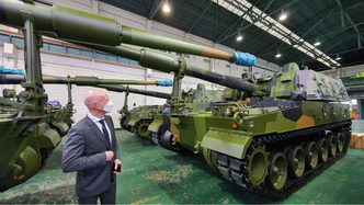 Ambassadør Frode Solberg besøker Hanwhas artillerifabrikk tidligere i sommer. Foto: Hanwha Defense