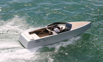 Oppstartsselskapet Zin Boats, med sin første elbåtmodell. Z2R kan holde marsjfart på rundt 15 knop i opptil 87 nautiske mil (omtrent 160 km). Foto:   Zin Boats